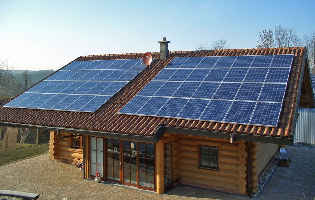 Installation von Fotovoltaikanlagen auf einem Wohnhaus in Kalteneber durch die Engelhardt Dach & Wand GmbH