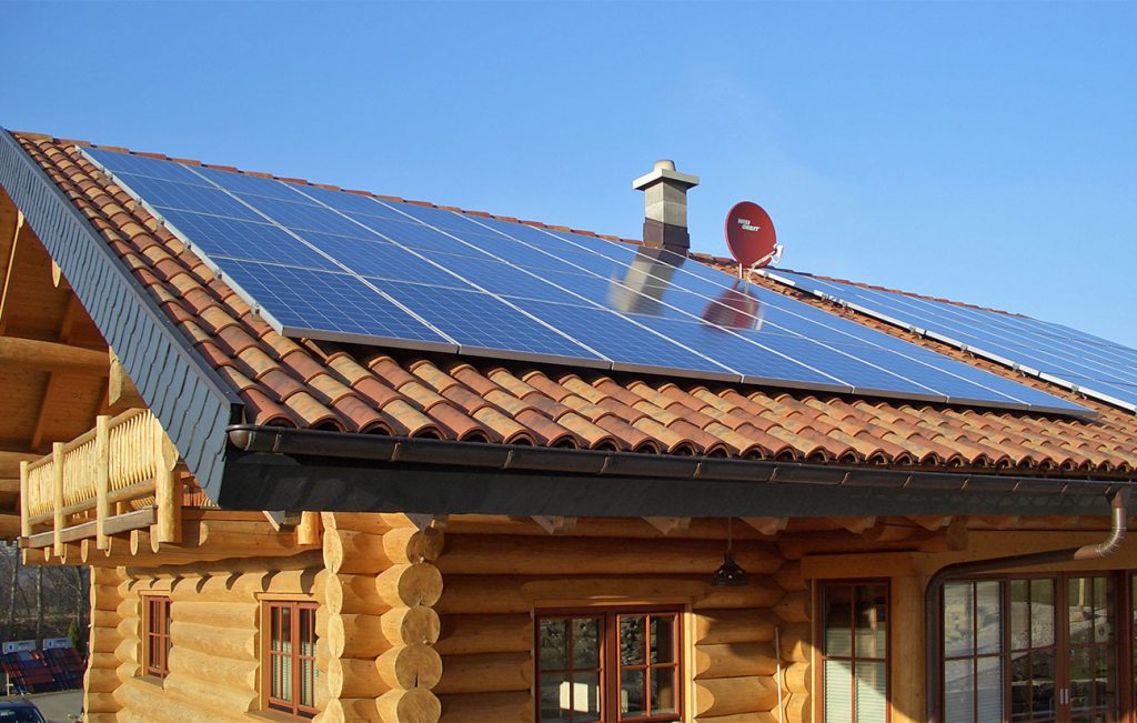 Installation von Fotovoltaikanlagen auf einem Wohnhaus in Kalteneber durch die Engelhardt Dach & Wand GmbH