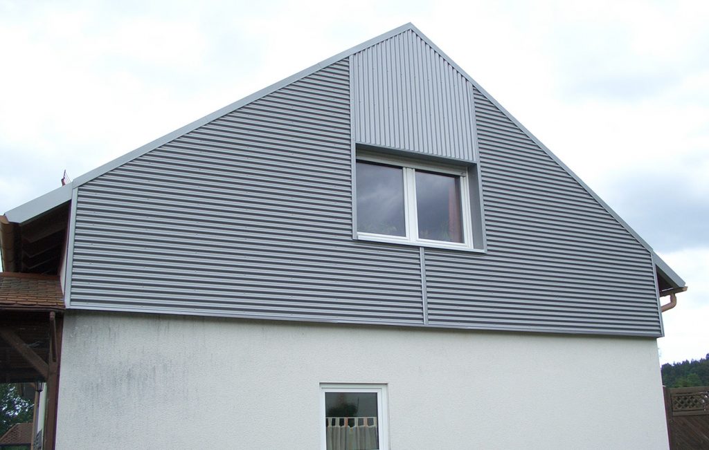 Giebelverkleidung mit Well-Aluminium, Arbeit der Engelhardt Dach & Wand GmbH