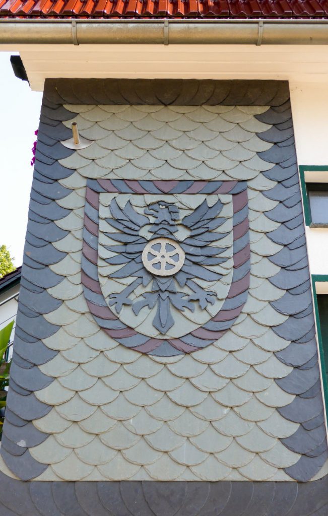 Schiefer-Fassade mit Wappen, Arbeit der Engelhardt Dach & Wand GmbH