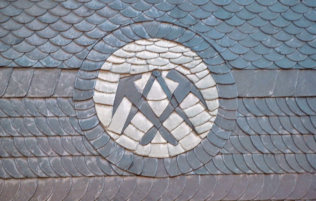 Schiefer-Ornament "Wappen der Dachdeckerzunft", Arbeit der Engelhardt Dach & Wand GmbH