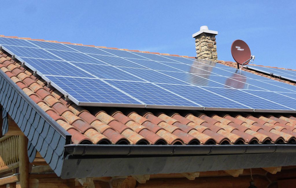 Installation von Fotovoltaikanlagen auf einem Wohnhaus in Kalteneber durch die Engelhardt Dach & Wand GmbH